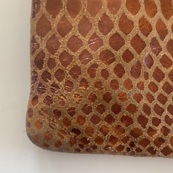 Vintage Dooney & Bourke lizard embossed leather 3-zip crossbody bag 8” 23in drop - Picture 8 of 16